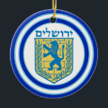 Adorno De Cerámica León de Judá Emblema Jerusalén Hebreo<br><div class="desc">Composición redonda de cerámica con una imagen,  a ambos lados,  de un León azul y amarillo del emblema de Judah y grandes bordes azules recortados en azul claro sobre blanco. Vea toda la colección de Hanukkah Ornament en la categoría HOME de la sección HOLIDAYS.</div>