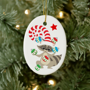 Adorno De Cerámica Lindo mapache jugando con bolas de Navidad