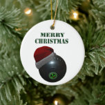 Adorno De Cerámica Los minimalistas cuelgan la Feliz Navidad,<br><div class="desc">La foto es un bol de césped que lleva un sombrero de Santa con las palabras Feliz Navidad</div>