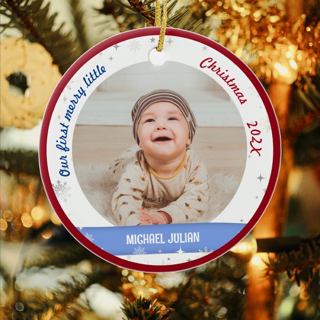 Adorno De Cerámica Los niños gemelos 2 fotos Los primeros Navidades (Cute Modern Elegant Personalized Our First Merry Little Christmas Twin Baby Boys 2 Photos Snowflakes)
