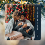 Adorno De Cerámica Los primeros Navidades casados dos foto marina sim<br><div class="desc">Este sencillo y moderno ornamento navideño cuenta con un moderno borde azul marino ondulado junto con una gran foto y espacio para texto personalizado y el año. Diseñado para un adorno recién casado que celebra una primera Navidad juntos, este ornamento incluye una gran foto en el frente y una segunda...</div>