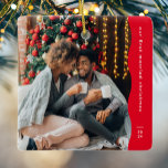 Adorno De Cerámica Los primeros Navidades casados dos fotos simple ro<br><div class="desc">Este sencillo y moderno adorno navideño cuenta con un moderno borde rojo ondulado junto con una gran foto y espacio para el texto personalizado y el año. Diseñado para un adorno recién casado que celebra una primera Navidad juntos, este ornamento incluye una gran foto en el frente y una segunda...</div>