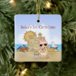 Adorno De Cerámica Los primeros Navidades del Chica Guay Beach<br><div class="desc">Este adorno de árbol de vacaciones para Navidades de bebé tiene un bebé de playa fresco todo de color rosa con una actitud de bebé de playa linda. Está bebiendo limonada después de un duro día de construcción de castillos de arena. Se puede personalizar con un nombre, año o cualquier...</div>