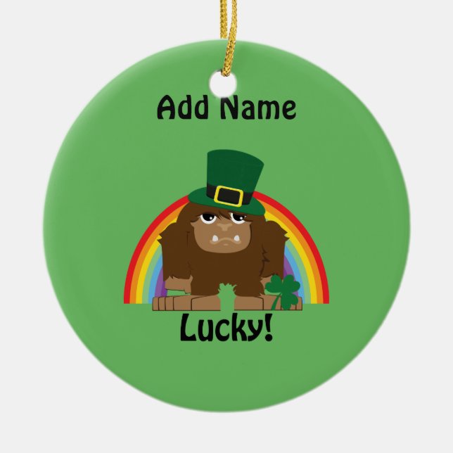 Adorno De Cerámica Lucky Bigfoot Leprechaun (Frente)