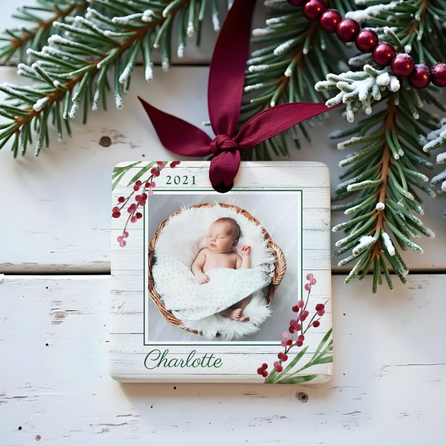 Adorno De Cerámica Madera Cranberry Foliage Bebé Primera Foto De Navi (Wood Cranberry Foliage Baby First Christmas Photo Ceramic Ornament)