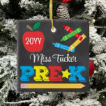 Adorno De Cerámica Maestra pre-K Keepsake Chalkboard Colorful<br><div class="desc">El diseño ornamento de profesores pre-K presenta una manzana, un gobernante, lápices de colores y tipografía divertida audaz y colorida. Haga clic en el botón personalizar para obtener más opciones para modificar el texto. En nuestra tienda, zazzle.com/store/doodlelulu, podrá encontrar variantes de este diseño, colores adicionales y productos de coordinación. Contáctenos...</div>