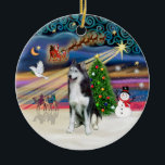 Adorno De Cerámica Mágica navideña - Husky siberiano 2<br><div class="desc">Un Husky Siberiano es el punto central de este encantador diseño con algunos de los principales símbolos de los Navidades - los tres hombres sabios, la estrella de Belén, un árbol de Navidad decorado, un muñeco de nieve, una paloma de paz y Santa y sus renos volando a través del...</div>