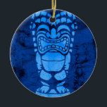 Adorno De Cerámica Makapuu Beach Hawaiian Laughing Tiki Batik<br><div class="desc">Un diseño de tiki riéndose con textura de batik. Este tiki recuerda a los diseños usados en camisetas de aloha de época en los años cuarenta y cincuenta. Este diseño se presenta en varios colores.</div>