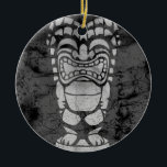 Adorno De Cerámica Makapuu Beach Hawaiian Laughing Tiki Batik<br><div class="desc">Un diseño de tiki riéndose con textura de batik. Este tiki recuerda a los diseños usados en camisetas de aloha de época en los años cuarenta y cincuenta. Este diseño se presenta en varios colores.</div>