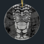 Adorno De Cerámica Makapuu Beach Hawaiian Laughing Tiki Batik<br><div class="desc">Un diseño de tiki riéndose con textura de batik. Este tiki recuerda a los diseños usados en camisetas de aloha de época en los años cuarenta y cincuenta. Este diseño se presenta en varios colores.</div>