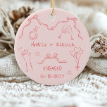 Adorno De Cerámica Manejo de doodones dibujado a mano por una pareja<br><div class="desc">Ornamento de compromiso personalizado, diseñado en un romántico estilo doodle. Con detalles dibujados a mano como copas de champán, globos en forma de corazón, un anillo de compromiso y arcos dulces con cintas giratorias, es un placer recordar tu año de compromiso. Añade tus nombres y fecha de compromiso. Todos los...</div>