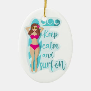 Adorno De Cerámica Mantén la calma y surfea en tarjeta de chica moren
