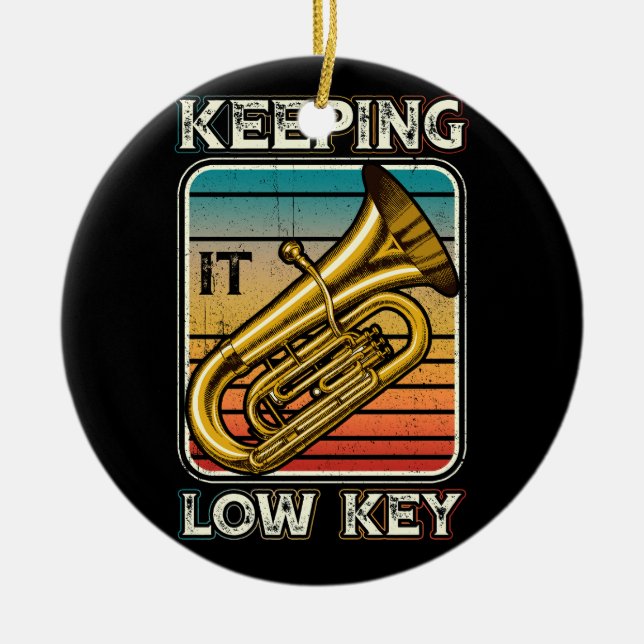 Adorno De Cerámica Manteniéndolo bajo instrumento clave Tuba Player B (Frente)