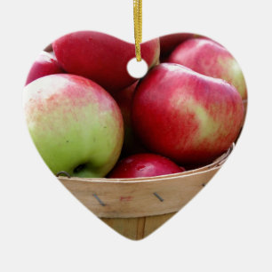 Adorno De Cerámica Manzanas frescas en canasta en el mercado de agric