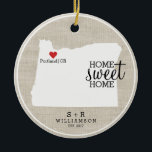 Adorno De Cerámica Mapa de encargo casero dulce del hogar del amor<br><div class="desc">Muestre su amor para Oregon y su ciudad natal con este ornamento de la diversión. Las características de un diseño elegantes rústicas a O la silueta del mapa del estado, la tipografía "casera" dulce casera, una demostración roja del corazón donde usted vive, fijaron todo contra un falso fondo del arpillera/de...</div>