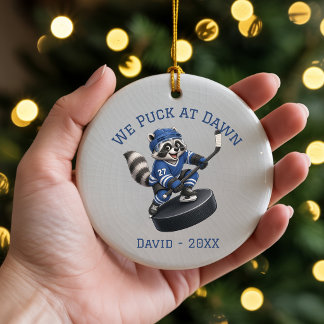 Adorno De Cerámica Mapache Personalizado We Puck at Dawn Hockey Adorn