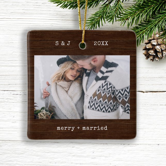 Adorno De Cerámica Máquina Rusa | Fotos de mora y casada (An elegant, rustic wood look Christmas photo ornament is the perfect keepsake for your wedding)