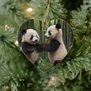 Adorno De Cerámica Maravillas caprichosas: Los bebés pandas juegan en