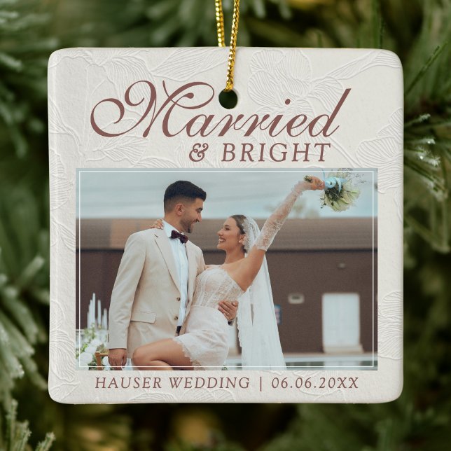 Adorno De Cerámica Married and Bright Photo Keepsake Wedding (Capture the love from your wedding day with this Married and Bright Photo Keepsake Wedding Ornament!)