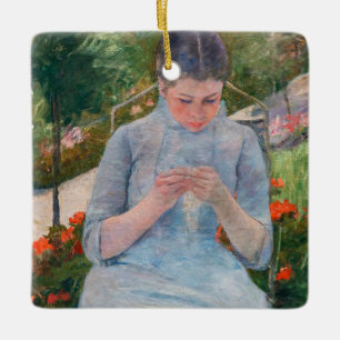 Adorno De Cerámica Mary Cassatt - Niña cosiendo en un jardín