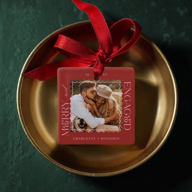 Adorno De Cerámica Más y más comprometidos Moderno Mínimo Wavy Photo  (Merry & Engaged Modern Minimal Wavy Photo Keepsake Ceramic Ornament)