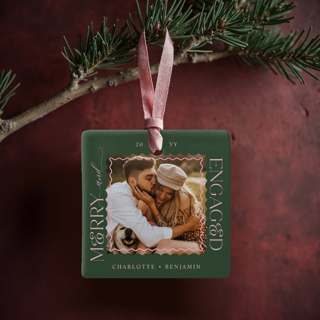 Adorno De Cerámica Más y más comprometidos Moderno Mínimo Wavy Photo  (Merry & Engaged Modern Minimal Wavy Photo Keepsake Ceramic Ornament)