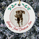 Adorno De Cerámica Mascota personalizada Perro de cachorro primera fo<br><div class="desc">Celebra la primera Navidad de tu cachorro con este encantador ornamento de fotos personalizado. Añade tu propia foto y cambia cualquier texto al personalizar. Con brotes de bonito y textos de escritura modernos en rojo festivo, exhibe maravillosamente tu fotografía favorita de tu perro, convirtiéndolo en un recuerdo perfecto para los...</div>