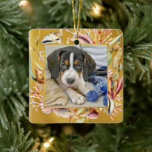 Adorno De Cerámica Mascota personalizado Navidades de Photo Beach<br><div class="desc">Crea un adorable adorno de vacaciones de keepsake para tu mascota con este adorno de playa. La foto cuadrada de tu mascota está enmarcada con conchas marinas,  un caballito de mar y plantas marinas. La parte posterior del ornamento tiene una plantilla de texto para personalizar con el texto deseado.</div>