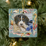 Adorno De Cerámica Mascota personalizado Navidades de Photo Beach<br><div class="desc">Crea un adorable adorno de vacaciones de keepsake para tu mascota con este adorno de playa. La foto cuadrada de tu mascota está enmarcada con conchas marinas,  un caballito de mar y plantas marinas. La parte posterior del ornamento tiene una plantilla de texto para personalizar con el texto deseado.</div>