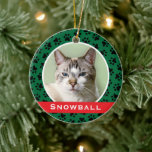 Adorno De Cerámica Mascota verde de la pintura Imprime imagen persona<br><div class="desc">Este adorno festivo personalizado puede ser personalizado con una linda foto de su gato mascota (o perro) y su nombre. Incluye un color de fondo verde con una franja monográfica roja y un patrón de impresión de pata negra. ¡Hace un regalo único para los amantes del gato o para celebrar...</div>