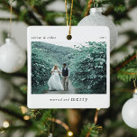 Adorno De Cerámica Matados y merry recién casados Foto Keepsake<br><div class="desc">Un elegante árbol de navidad fotográfica adornado con la tipografía clásica "Casado y Cereza" en negro sobre un fondo blanco minimalista y limpio. La foto, el texto, el nombre y el año se pueden personalizar fácilmente para que este ornamento sea único y personal para usted. Un diseño navidad sencillo, minimalista...</div>