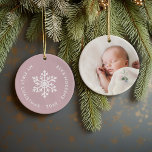 Adorno De Cerámica Mauve Winter Snowflake Primera Foto De Navidad<br><div class="desc">Ornamento de vacaciones de cerámica personalizado con la foto de su bebé y el texto del personalizado "Mi primera Navidad". Este sencillo y moderno diseño vacacional presenta un copo de nieve blanco sobre un polvoriento fondo rosado. Utilice las herramientas de diseño para elegir cualquier color de fondo, editar fuentes de...</div>