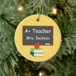 Adorno De Cerámica Mejor Chalkboard de profesor personalizado<br><div class="desc">Hágale saber a tu profesor cuánto los aprecias con este adorno navideño personalizado. Haga clic en el botón "IT PERSONALIZAR" para cambiar el estilo,  color,  tamaño y posición del tipo de letra.</div>