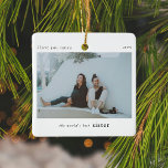 Adorno De Cerámica Mejor foto de hermana del mundo personalizado<br><div class="desc">Un elegante árbol de navidad fotográfica adornado con la tipografía clásica "la mejor hermana del mundo" en negro sobre un fondo blanco mínimo y limpio. La foto, el texto, el nombre y el año se pueden personalizar fácilmente para que este ornamento sea único y personal para usted. Un diseño simple,...</div>