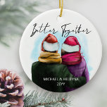 Adorno De Cerámica Mejor Juntos Script Watercolor Pareja y Nombres<br><div class="desc">Mejor Juntos, adorno de árboles de navidad personalizado. Esta acuarela presenta un ilustracion de moda de una pareja que lleva sombreros de santa. "Better Together" está escrito a mano en escritura moderna y la plantilla está lista para que agregues tus nombres y el año. Doble cara con el mismo diseño...</div>