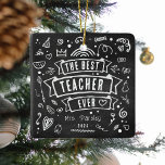 Adorno De Cerámica Mejor Profesor Navidades de Chalk Doodle<br><div class="desc">Divertido "Mejor Maestro de la Historia" garabato de la Navidad. Este diseño moderno es el regalo perfecto para dar las gracias a los profesores de este navidad. Simplemente personalizar su nombre y año.</div>