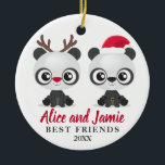 Adorno De Cerámica Mejores amigos personalizados<br><div class="desc">Los mejores amigos adornan para celebrar tu amistad. Ornamento de Navidad con dos divertidos pandas usando sombrero de Santa y reno de nariz roja de Rudolph. Personalizado con sus nombres.</div>