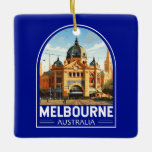 Adorno De Cerámica Melbourne Australia Viaje al arte Vintage<br><div class="desc">Diseño de viajes vectoriales retro de Melbourne. Melbourne es la capital costera del estado de Victoria,  al sureste de Australia. En el centro de la ciudad está el moderno desarollo de la Plaza de la Federación,  con plazas,  bares y restaurantes a orillas del río Yarra.</div>