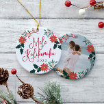 Adorno De Cerámica Mele Kalikimaka | Foto de Navidades hawaianos<br><div class="desc">El adorno festivo incluye a los Navidades hawaianos saludando a "Mele Kalikimaka" en tipografía con letras rojas,  rodeados de poinsettias rojas,  hojas huecas y vegetación de Navidades. Personalizar con el año,  y agrega una foto favorita o instantánea de vacaciones al reverso,  adornada con florales de vacaciones a juego.</div>