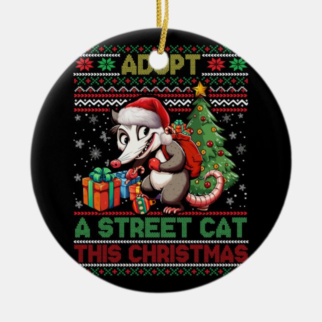 Adorno De Cerámica Meme Xmas Adopta Un Gato Callejero Santa Opossum M (Frente)
