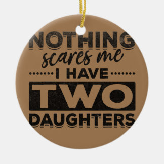 Adorno De Cerámica Mens Nothing Scares Me I Have Two Daughters