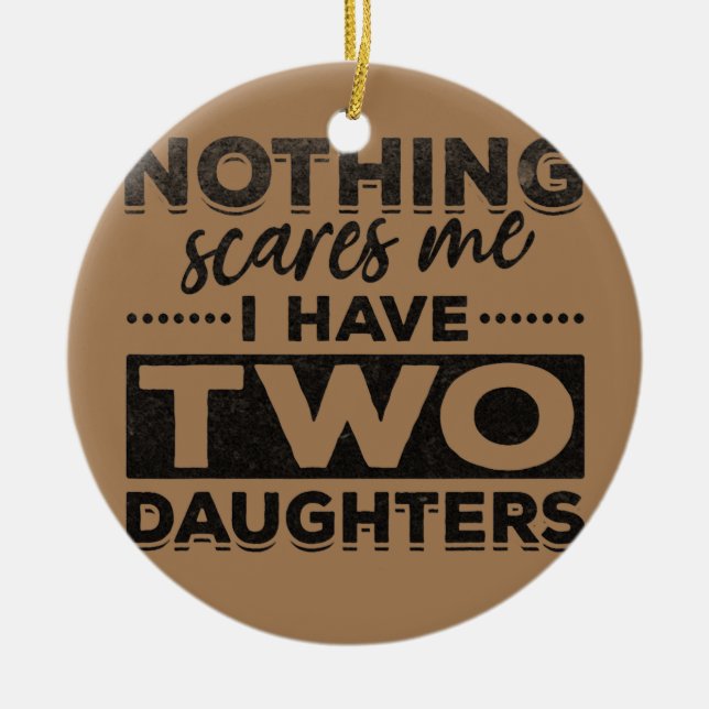 Adorno De Cerámica Mens Nothing Scares Me I Have Two Daughters (Frente)
