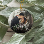 Adorno De Cerámica Merrily Ever después | Foto Boda<br><div class="desc">Elegante ornamento de fotos de vacaciones para recién casados presenta una foto boda favorita a cada lado,  con "Merrily Ever After" (Merrily Ever After) colocado en escritura de caligrafía blanca. Personalice con sus nombres y la fecha de boda en la parte posterior.</div>