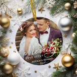 Adorno De Cerámica Merrily siempre después de Navidades recién casado<br><div class="desc">El ornamento de fotos de vacaciones personalizadas para recién casados incluye una foto boda favorita a cada lado,  con "Merrily Ever After" colocado en caligrafía blanca. Personalizar con sus nombres y fecha de boda.</div>