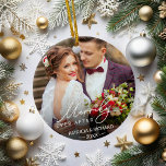 Adorno De Cerámica Merrily siempre después de Navidades recién casado<br><div class="desc">El ornamento de fotos de vacaciones personalizadas para recién casados incluye una foto boda favorita a cada lado,  con "Merrily Ever After" colocado en caligrafía blanca. Personalizar con sus nombres y fecha de boda.</div>