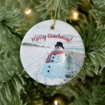 Adorno De Cerámica Merry Beachmas Snowy Sandy Snowman<br><div class="desc">Este tipo alegre es parte hombre de nieve/parte hombre de arena. La playa es bonita,  con nieve de invierno en la arena.</div>