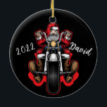 Adorno De Cerámica Merry Christmas Santa Biker personalizado<br><div class="desc">Feliz Navidad Santa Biker con nombre y año Trae mucha más alegría navideña a tu árbol con un adorno de cerámica personalizado. Añade tus fotos,  imágenes y citas favoritas en ambas caras. Incluye un hilo dorado para poder colgar este recuerdo tan especial en cuanto lo recibas.</div>