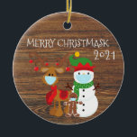 Adorno De Cerámica Merry Christmask Reindeer Madera Cuarentena 2020<br><div class="desc">Este diseño puede ser personalizado en el área proporcionada cambiando la foto y/o el texto. O puede personalizarse haciendo clic en Personalizar esta plantilla y, a continuación, eligiendo la opción de hacer clic en el personalizar y eliminando o cambiando el color del fondo, agregando texto, cambiando el color o estilo...</div>