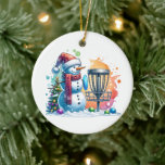 Adorno De Cerámica Merry Disk-mas | Navidades personalizados de disco<br><div class="desc">Ornamento navideño con temática de golf en disco personalizado. Un personalizado de nieve de color agua dulce en Santa hat al lado de una canasta de golf en la nieve al lado de un árbol de Navidad.</div>