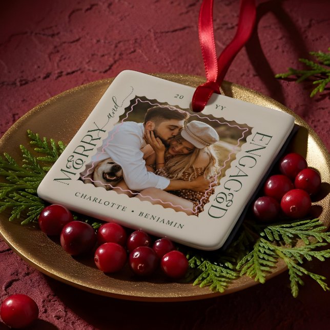 Adorno De Cerámica Merry & Engaged Modern Minimal Wavy Photo Keepsake (Merry & Engaged Modern Minimal Wavy Photo Keepsake Ceramic Ornament)